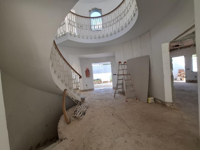 5 Bedrooms Villa in Marbella