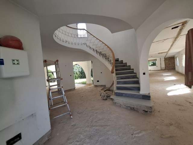 5 Bedrooms Villa in Marbella