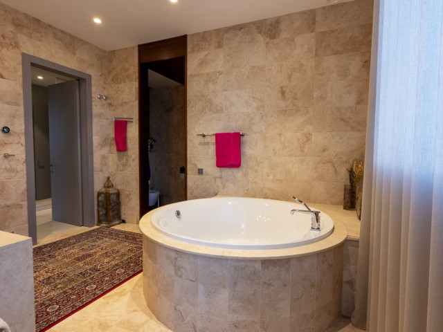 12 Bedrooms Villa in Benahavís