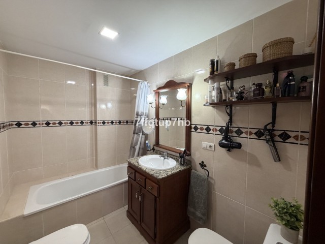 4 Bedrooms Apartment in Estepona