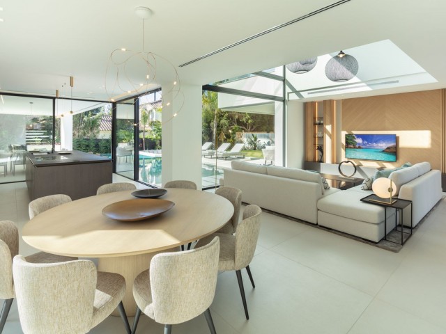 5 Bedrooms Villa in Marbella