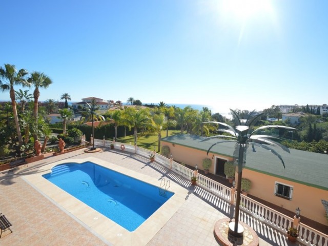 Villa avec 6 Chambres  à Benalmadena