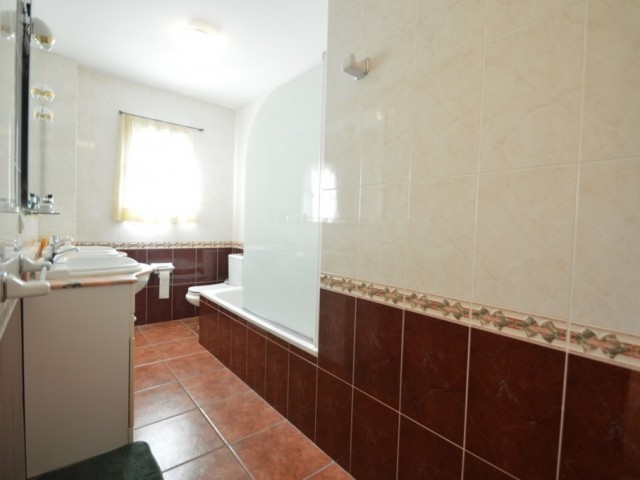 Villa avec 6 Chambres  à Benalmadena