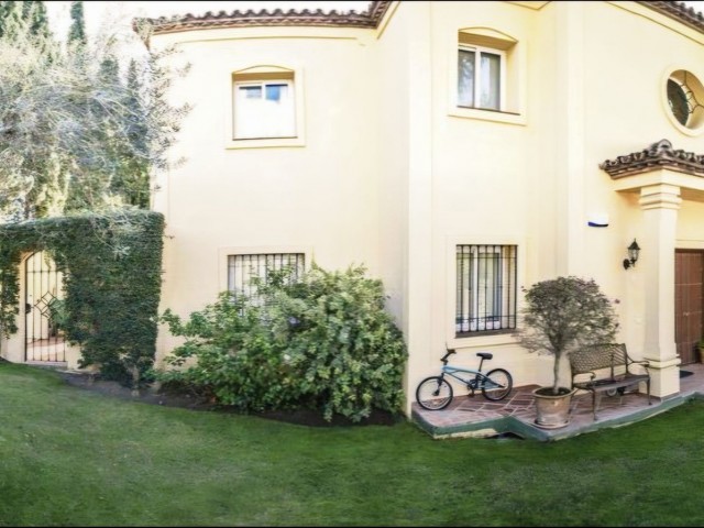 5 Bedrooms Villa in Nueva Andalucía