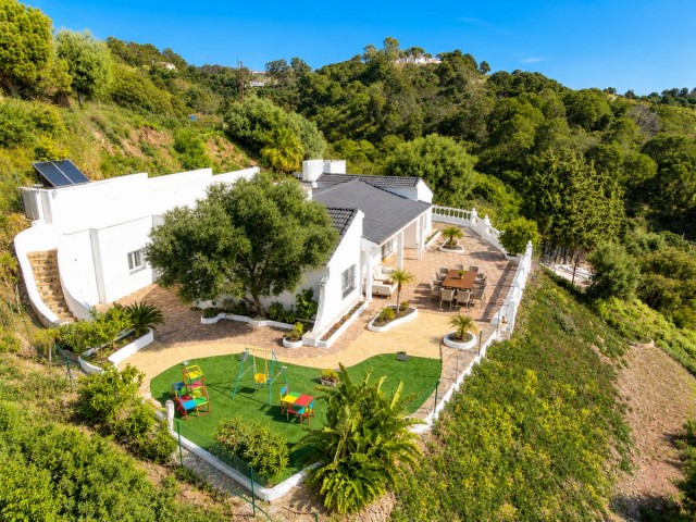 5 Bedrooms Villa in Estepona