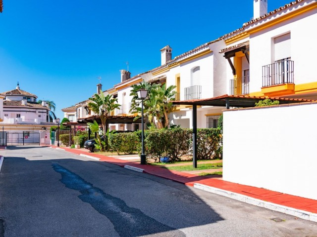 3 Bedrooms Townhouse in Estepona