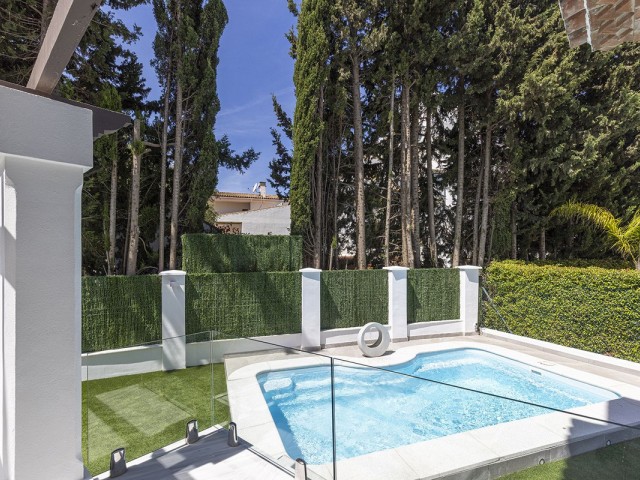 5 Bedrooms Townhouse in Estepona