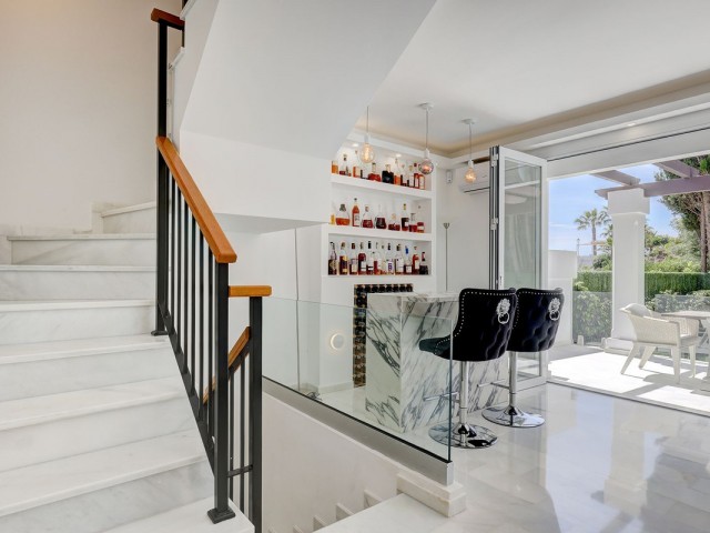 5 Bedrooms Townhouse in Estepona