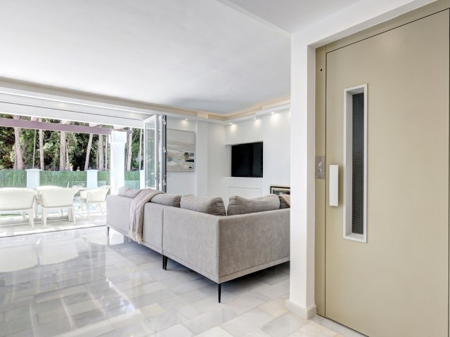 5 Bedrooms Townhouse in Estepona