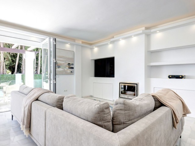 5 Bedrooms Townhouse in Estepona