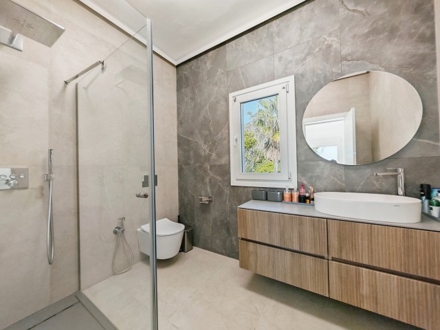 9 Bedrooms Villa in Benalmadena