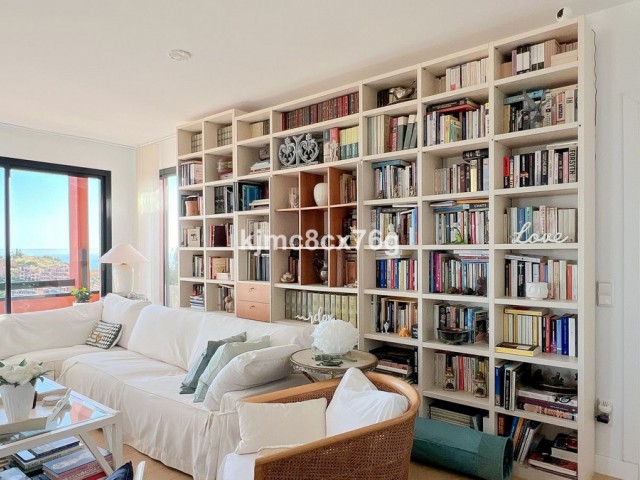 4 Bedrooms Apartment in Calahonda