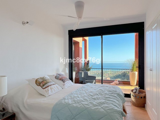 4 Bedrooms Apartment in Calahonda