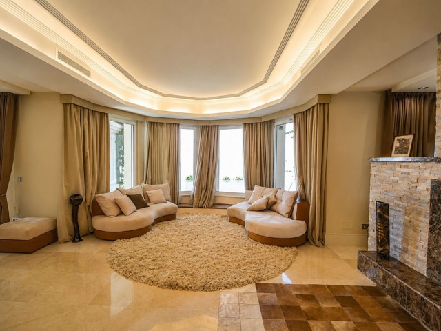 5 Bedrooms Villa in Marbella