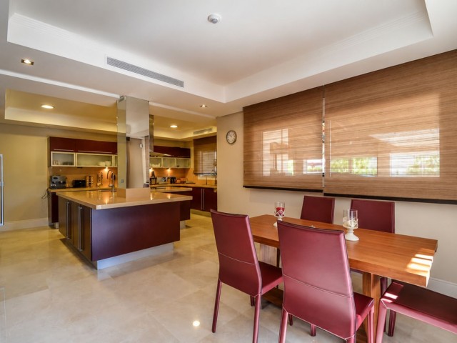 5 Bedrooms Villa in Marbella