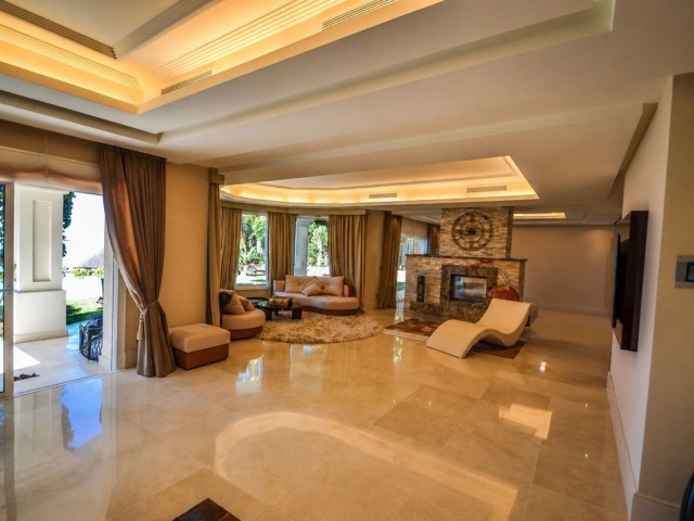 5 Bedrooms Villa in Marbella