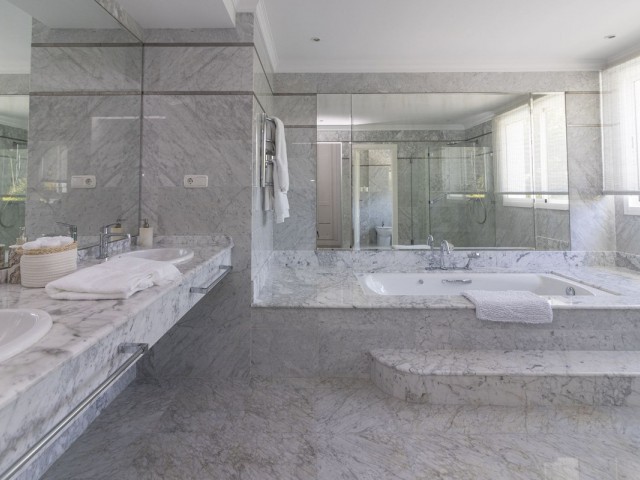 5 Bedrooms Villa in Los Monteros