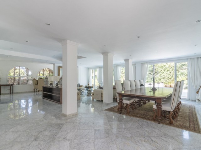 5 Bedrooms Villa in Los Monteros