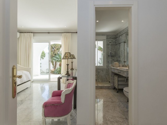 5 Bedrooms Villa in Los Monteros