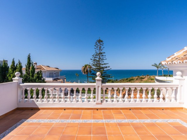 4 Bedrooms Villa in El Chaparral