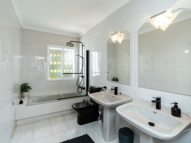 4 Bedrooms Villa in El Chaparral