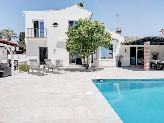 Villa con 4 Dormitorios  en Calahonda
