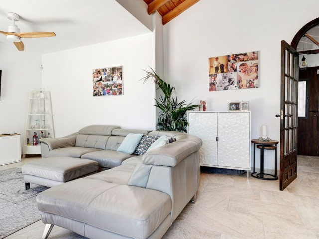Villa con 4 Dormitorios  en Calahonda