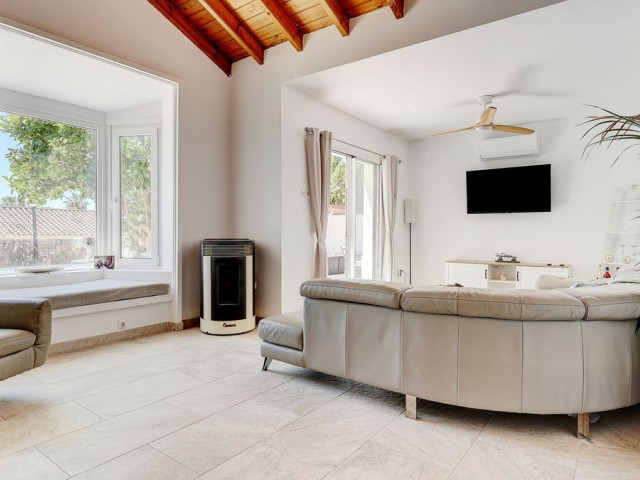 Villa con 4 Dormitorios  en Calahonda