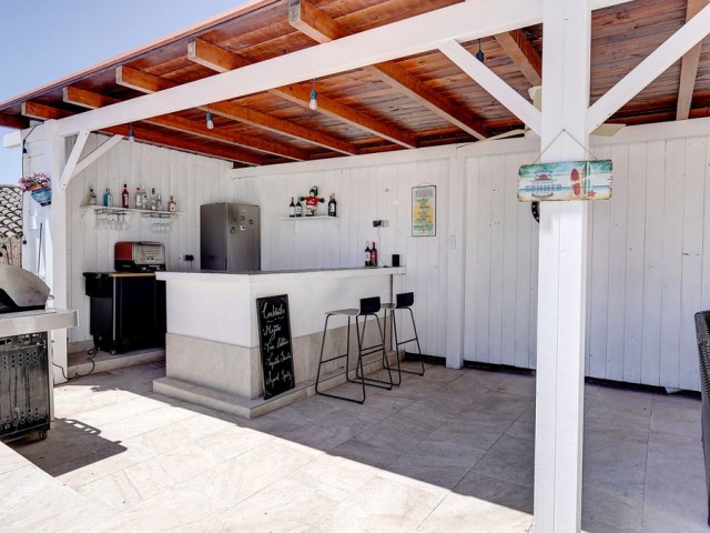 Villa con 4 Dormitorios  en Calahonda