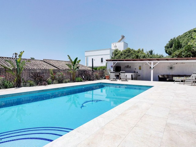 Villa con 4 Dormitorios  en Calahonda