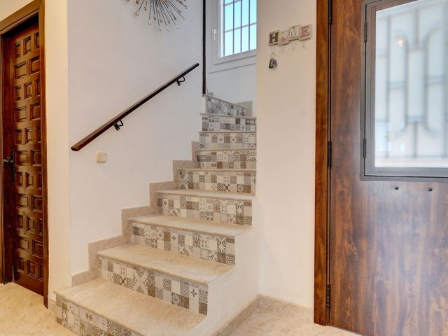 Villa con 4 Dormitorios  en Calahonda