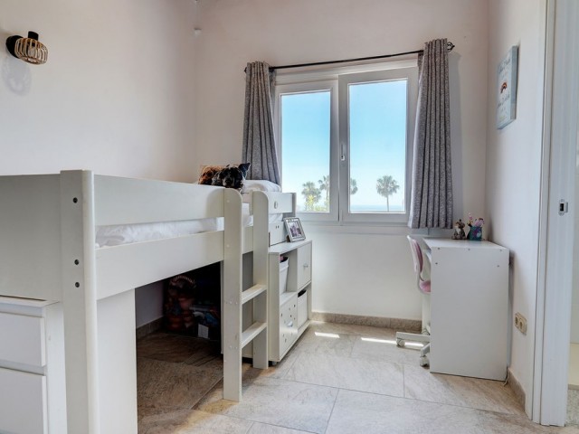 Villa con 4 Dormitorios  en Calahonda
