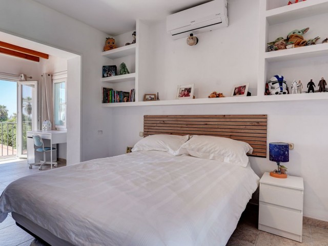 Villa con 4 Dormitorios  en Calahonda