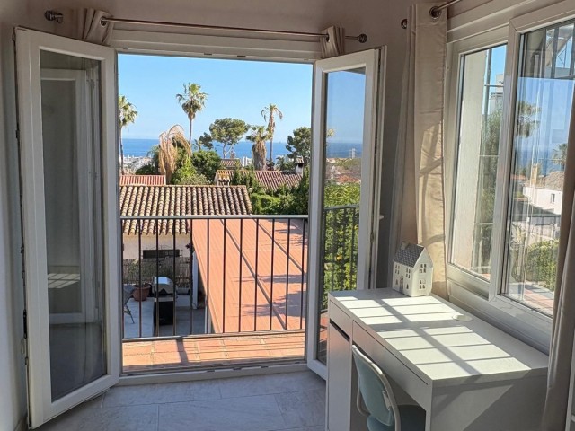 Villa con 4 Dormitorios  en Calahonda