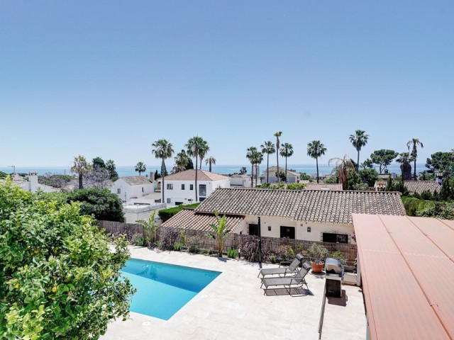 Villa con 4 Dormitorios  en Calahonda