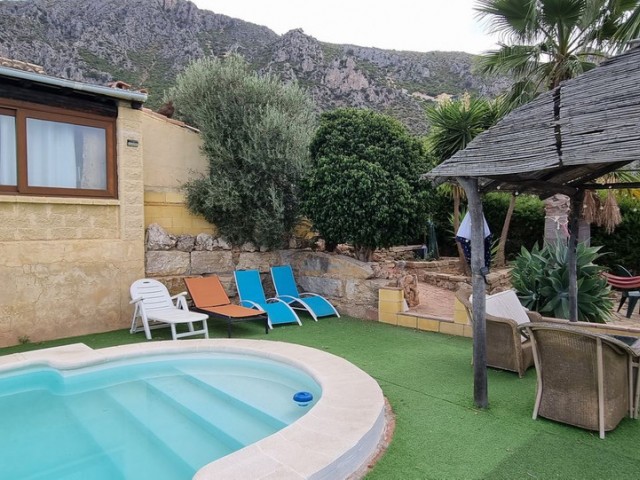 Villa con 3 Dormitorios  en Casares