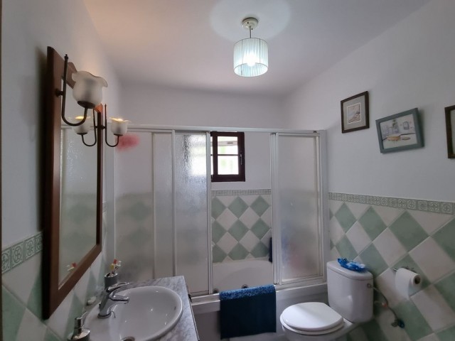 Villa con 3 Dormitorios  en Casares