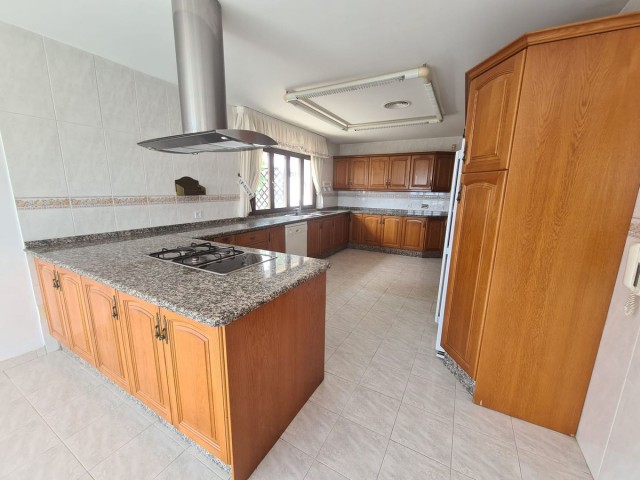 Villa con 8 Dormitorios  en La Capellania