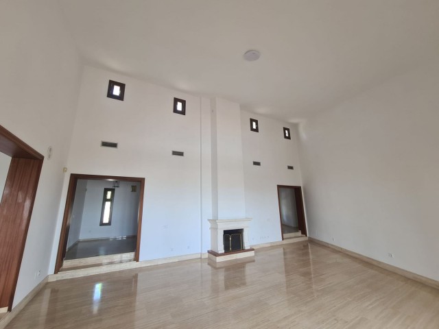 Villa con 8 Dormitorios  en La Capellania