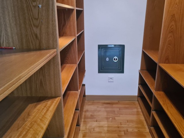 Villa con 8 Dormitorios  en La Capellania