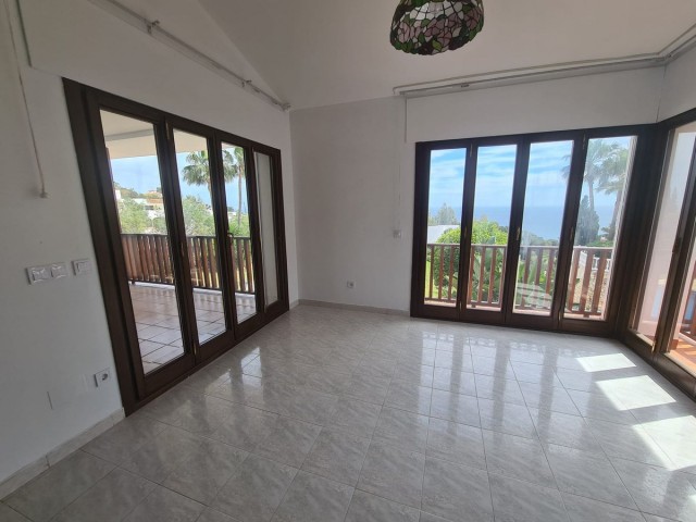 Villa con 8 Dormitorios  en La Capellania