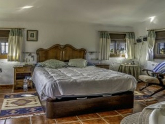 Villa con 5 Dormitorios  en Alora