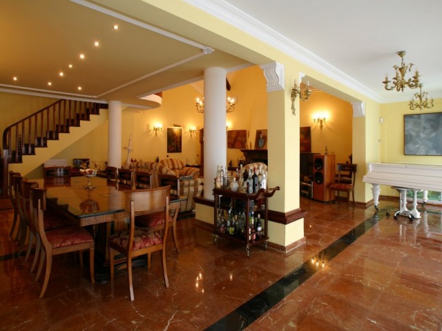 Villa avec 5 Chambres  à Málaga