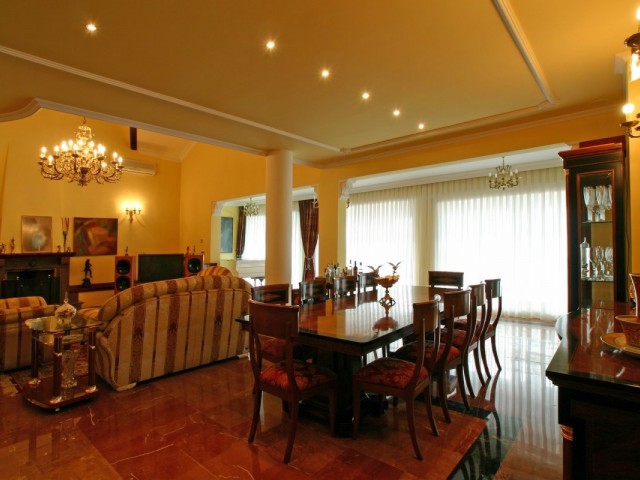 Villa avec 5 Chambres  à Málaga