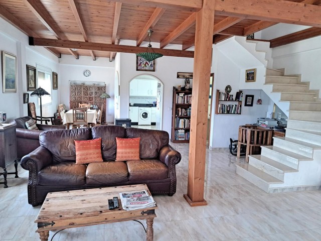 Villa con 4 Dormitorios  en Alhaurín el Grande